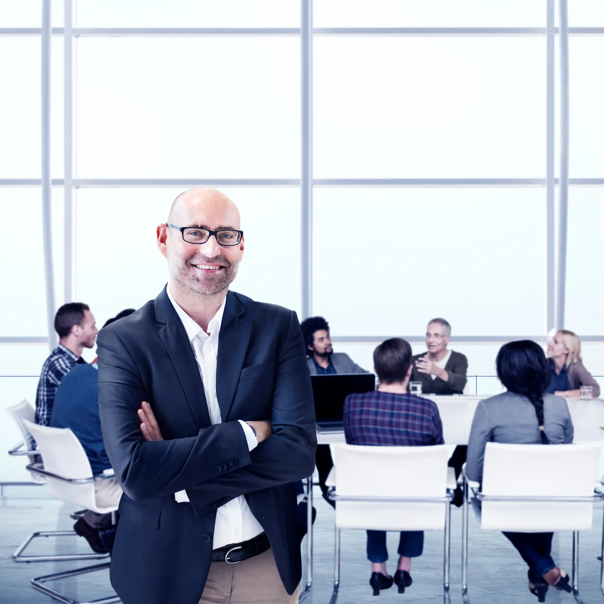 Un formateur en entreprise présente un programme de formation à un groupe de collaborateurs.
